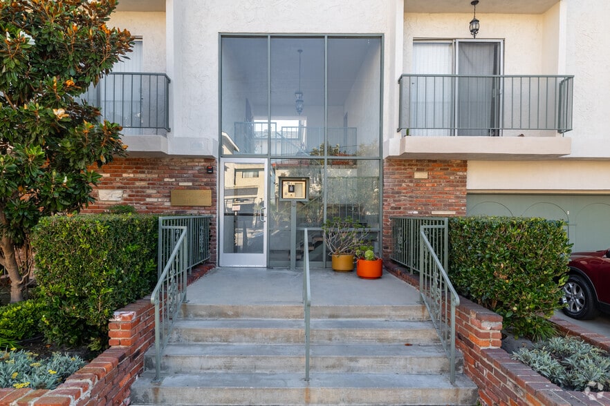 Building Photo - 11520 Menlo Ave