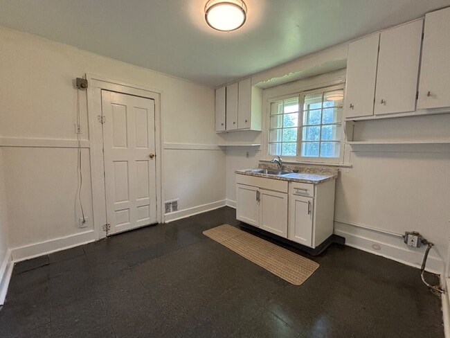 Building Photo - 218 Spencer St