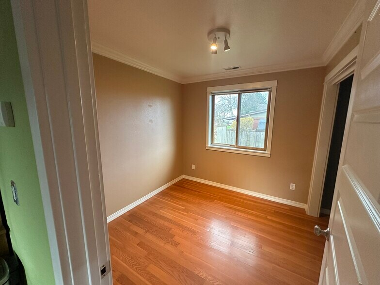 Building Photo - 701 S 59th St