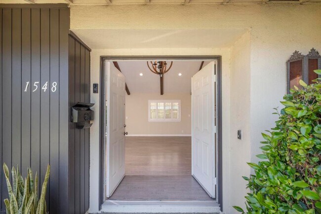 Building Photo - **Remodeled** spacious 5 bedroom home!!!