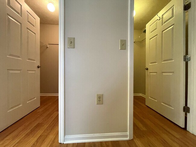 Building Photo - 6775 Meadow Creek Dr