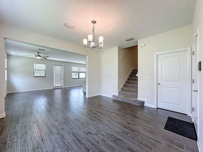 Building Photo - Beautiful Furnished townhome in Vistas of ...