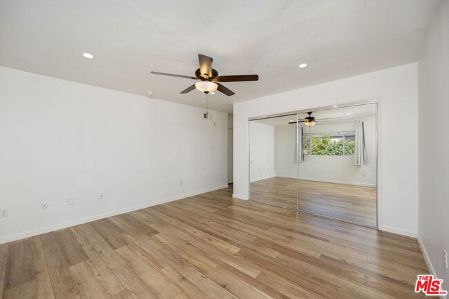 Building Photo - 12801 Moorpark St