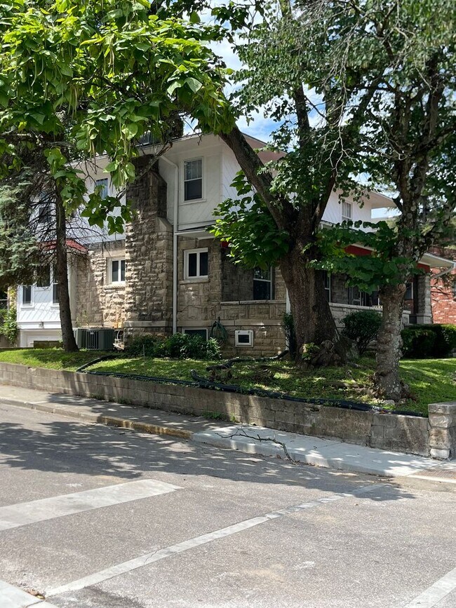 Building Photo - 5 BD/2BA Home next to Kirkwood with fenced backyard!