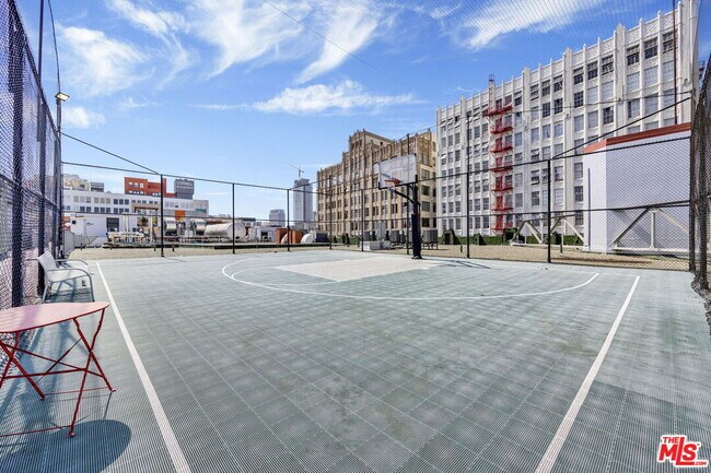 Building Photo - 315 E 8th St