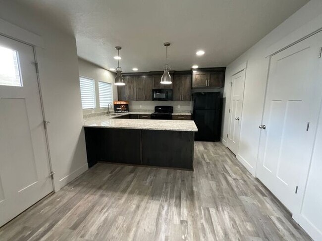 Building Photo - 3 bdrm 2 1/2 bath Townhome- Small Dog Friendly