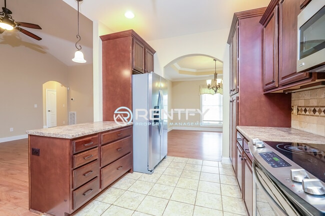 Building Photo - 5485 Styers Ferry Rd