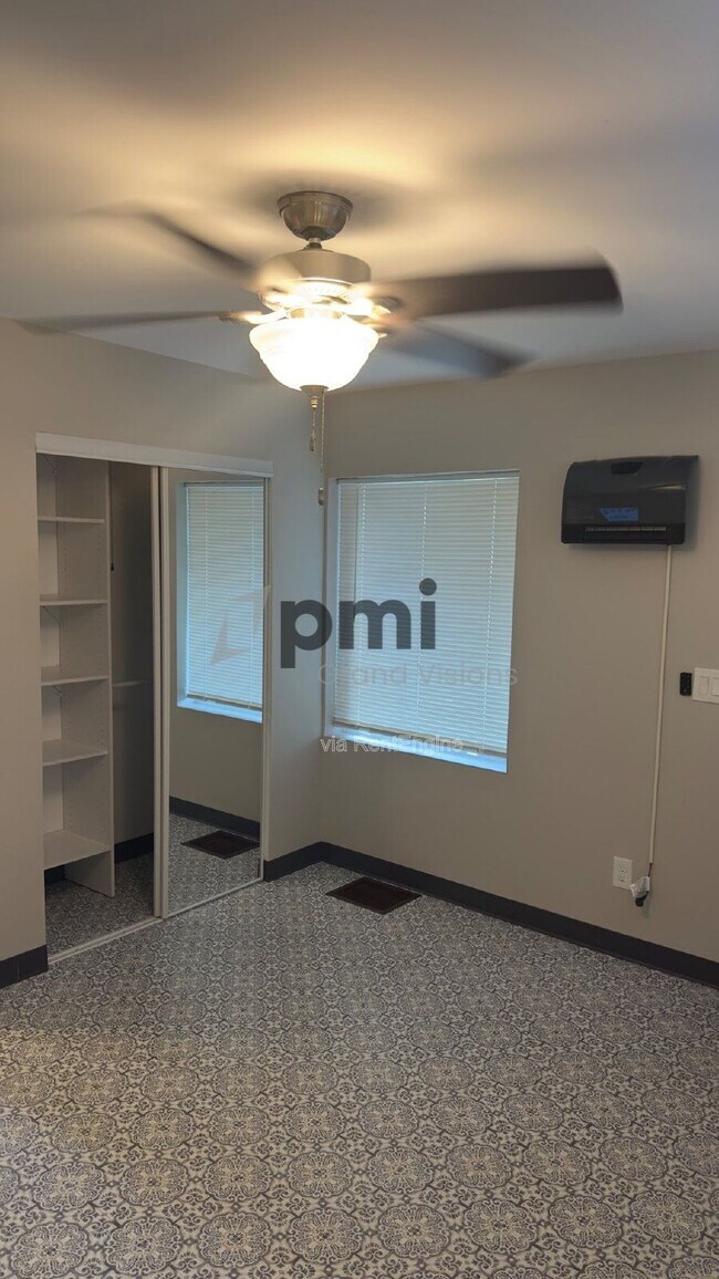 Building Photo - 1528 Division St