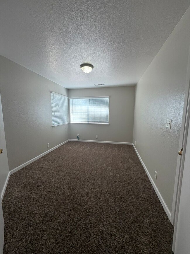 Building Photo - 945 La Dawna St
