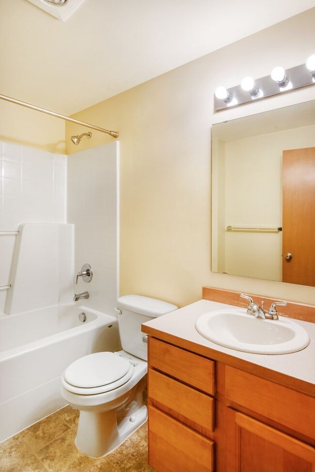Building Photo - Spacious 3BD 2BA