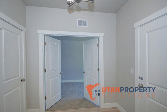 Building Photo - 396 S 980 W