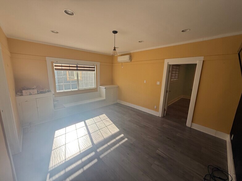 Building Photo - 396 N Mentor Ave