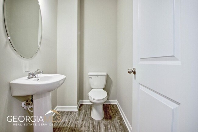 Building Photo - Prime Newnan Location! 2023 build, 3 bedroom townhome within walking distance to Downtown, The LI...