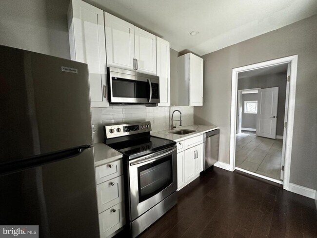 Building Photo - 6142 Larchwood Ave