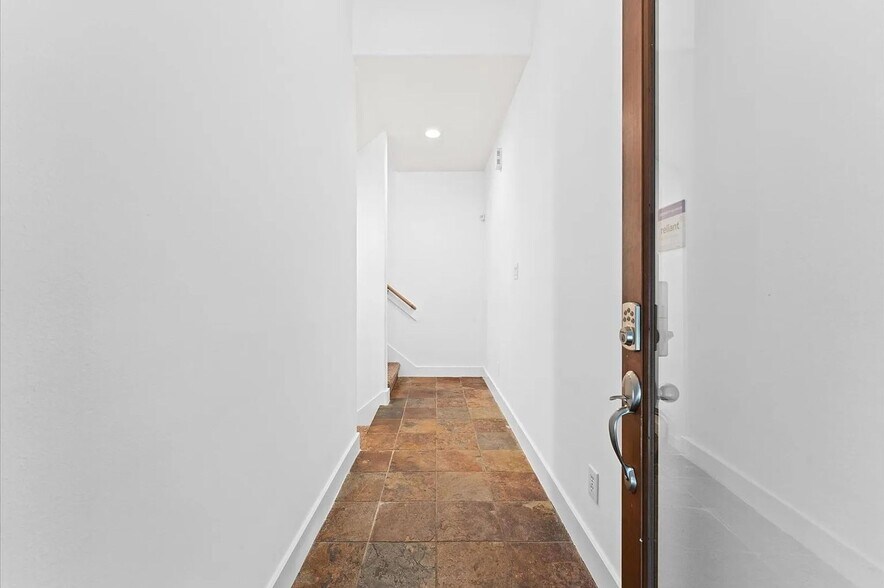 Building Photo - 2026 Tuam St