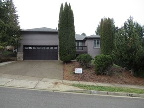 Building Photo - Large Four Bedroom in South Salem