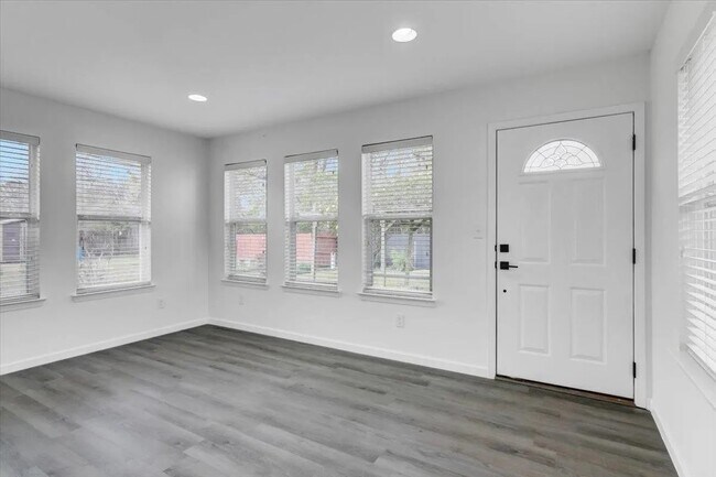 Building Photo - 108 Sparrow Way