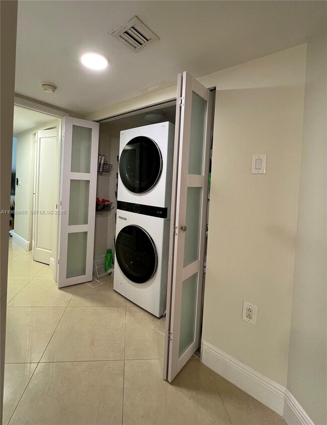 Building Photo - 16699 Collins Ave