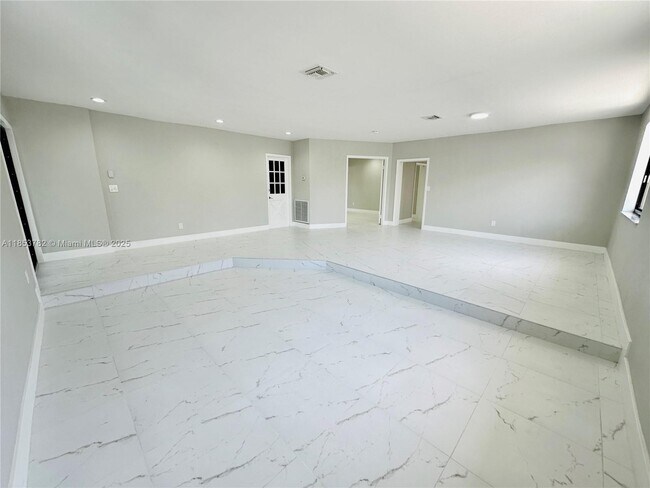 Building Photo - 201 SW 40th Ave