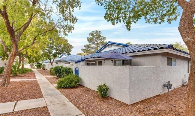 Building Photo - SMALL PET-FRIENDLY CONDO – 2 BED / 2 BATH