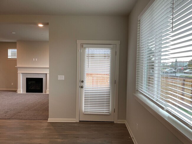 Building Photo - Lovely 4 Bed 2.5 Bath Home! Located near t...