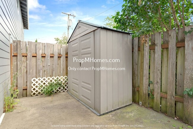 Building Photo - Charming 2-Bedroom Haven in the Heart of Sunset - A Blend of Serenity and Convenience!