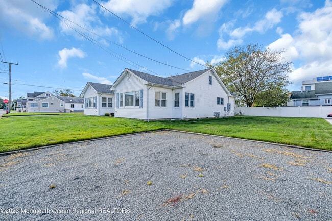 Building Photo - 408 Newport Ave