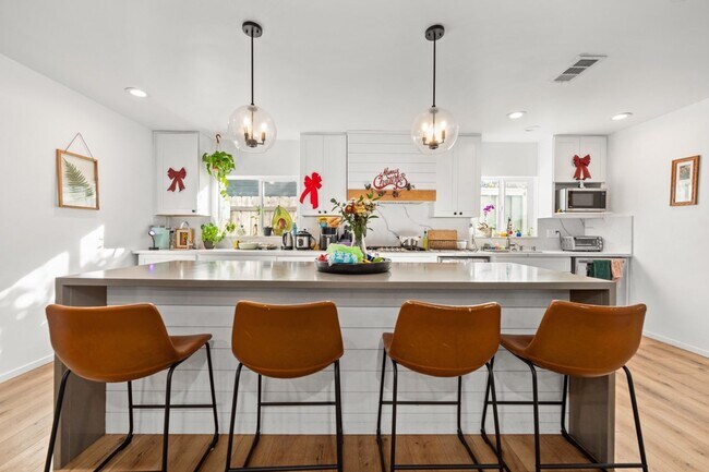 Building Photo - Semi furnished!