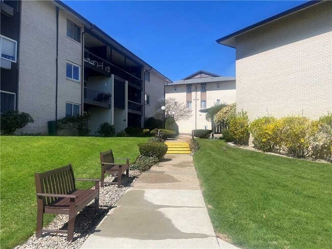 Building Photo - 400 Narragansett Pkwy