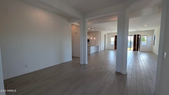 Building Photo - 9414 S 7th Pl