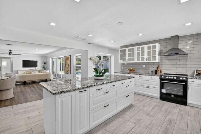 Building Photo - 714 SW 25th Ave