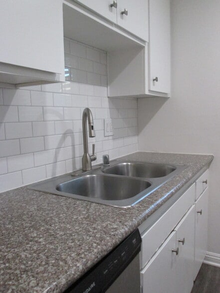 Building Photo - Brentwood Apartments
