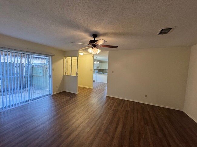 Building Photo - Cozy 3 Bedroom Unit! Tour Today!