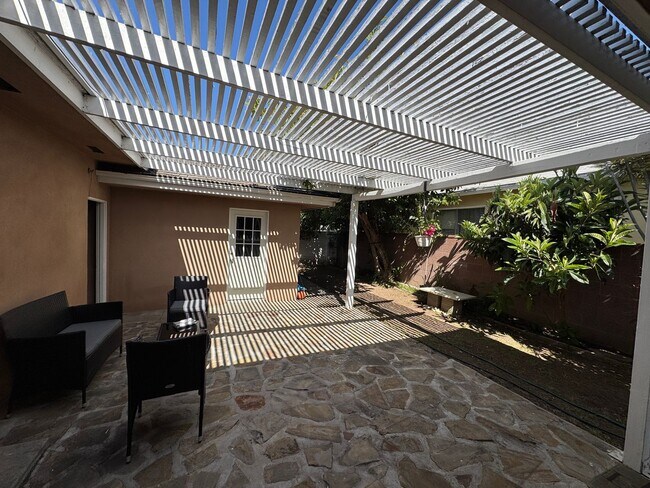 Building Photo - 3Bd 2Ba House in Hawthorne w/backyard 2 car garage