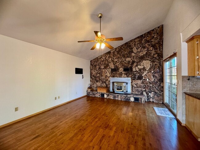 Building Photo - 2555 Westridge Dr