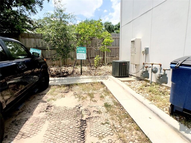 Building Photo - 3007 E 12th St