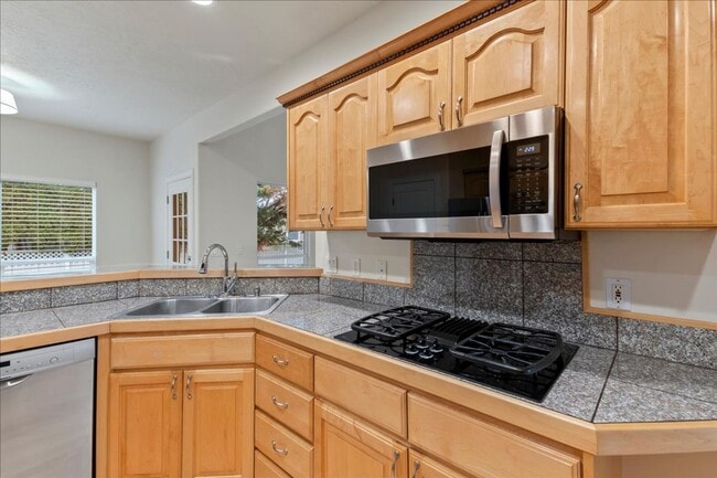 Building Photo - Quiet, Convenient, and Spacious 5 Bedroom 4 Bathroom Home