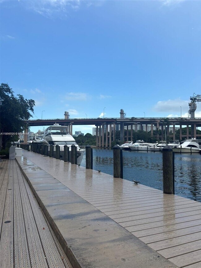 Building Photo - 1700 NW N River Dr