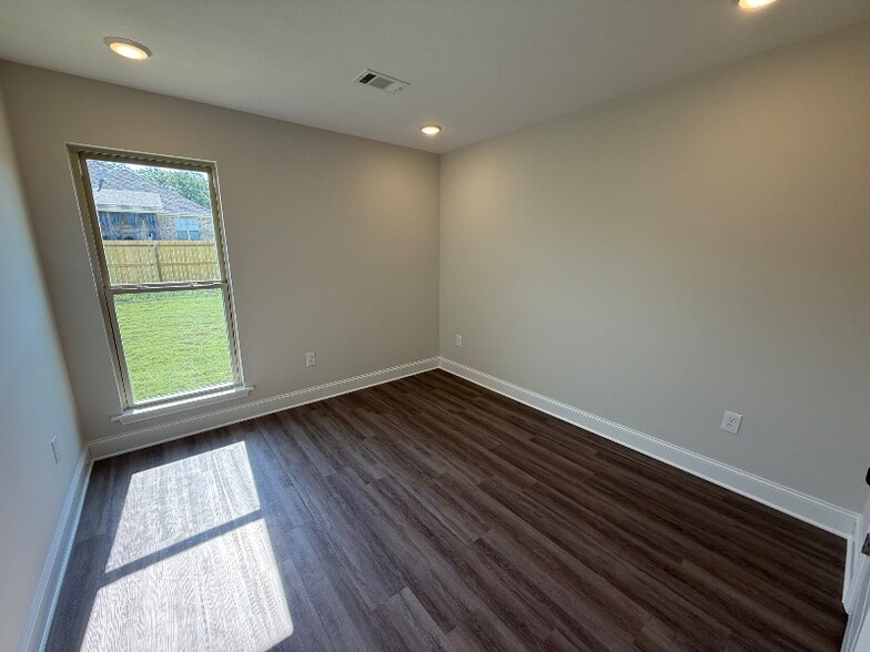 Building Photo - 124 Madisonville Dr