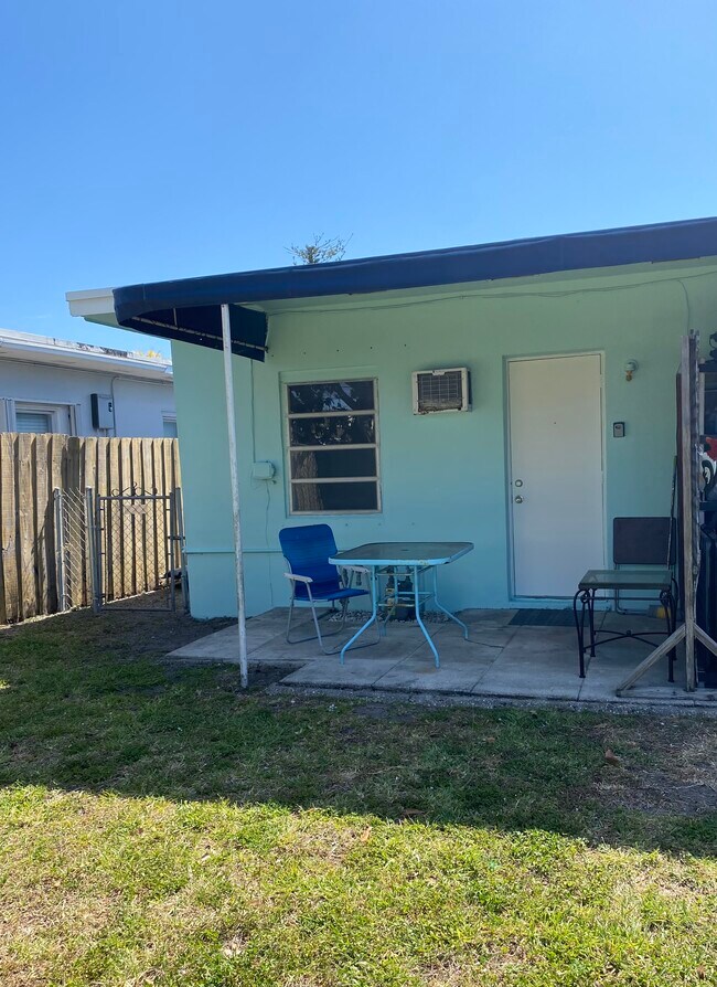 Building Photo - 926 N 16th Ave