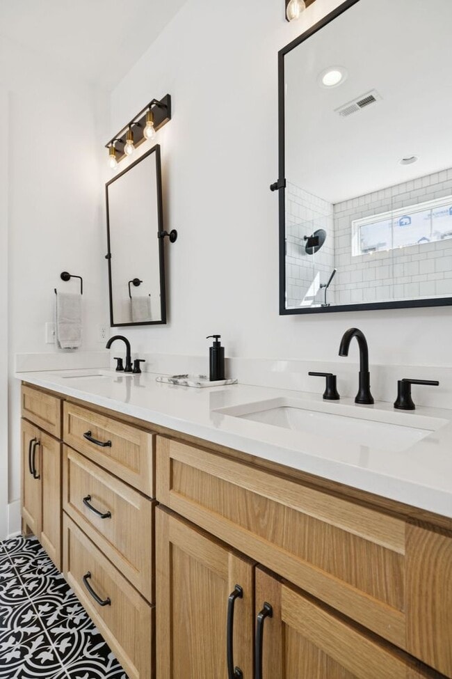 Building Photo - Experience elevated living in this beautifully crafted brick residence located in the heart of Ed...