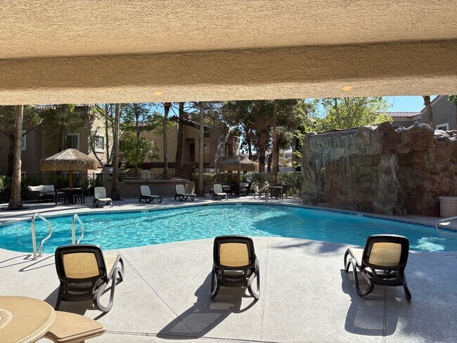Building Photo - Gorgeous 1Bed/1Bath Condo located in Spanish Palms guard gated community!