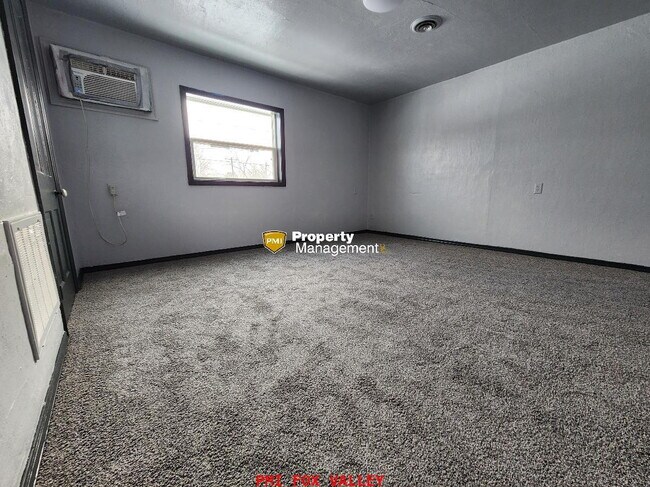 Building Photo - Large 1-Bedroom Duplex in Neenah - Perfect...