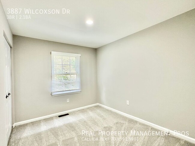 Building Photo - Gorgeous End Unit in Fairfax City!