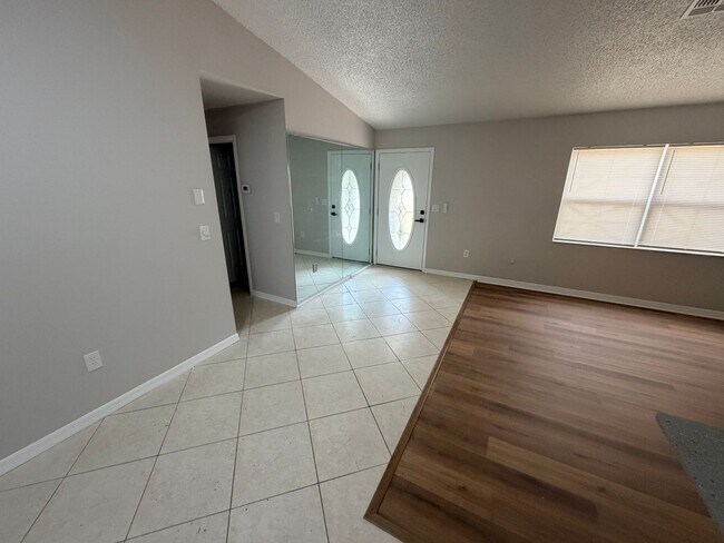Building Photo - THREE BEDROOM POOL HOME!!!!