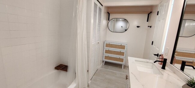 Building Photo - Fully Furnished Studio with Parking in Waikiki