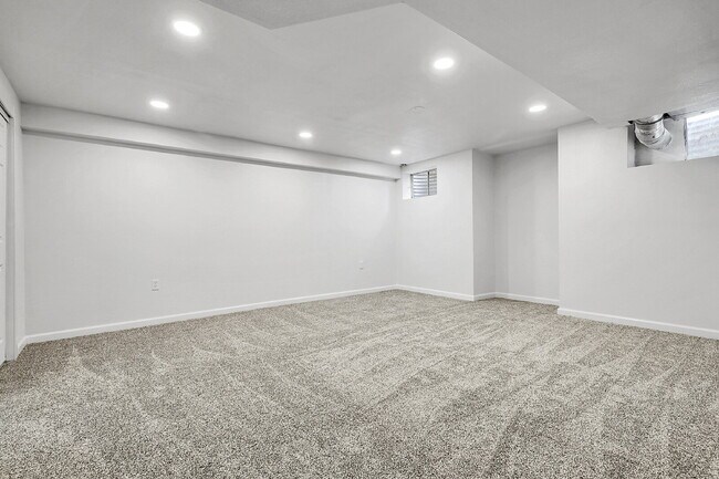 Building Photo - $2,695 - 5 Bed, 4 Bath Townhome in Aurora ...