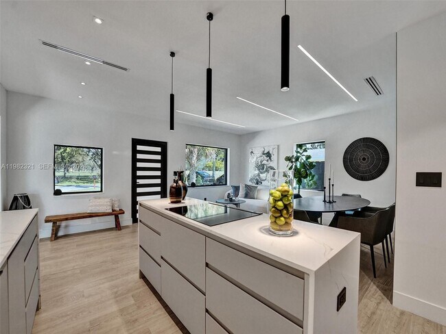 Building Photo - 2066 NE 174th St