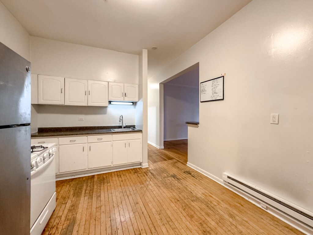 Building Photo - 917 W Waveland Ave