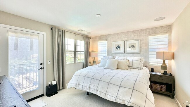 Building Photo - Beautiful "Model" Show Townhome in the Gat...